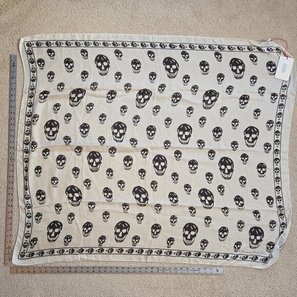 NWT 100% Silk Alexander McQueen Skull Scarf Black White
